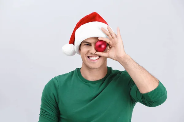 Bello uomo in cappello di Natale — Foto Stock