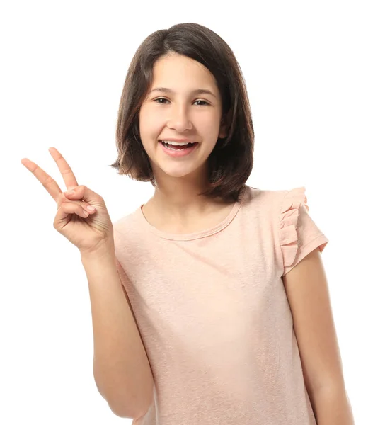 Hübsche Teenager-Mädchen posiert auf weißem Hintergrund — Stockfoto