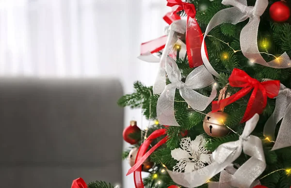 Tannenbaum weihnachtlich geschmückt — Stockfoto