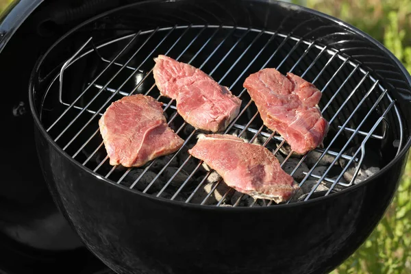 Biftecks sur barbecue grill — Photo