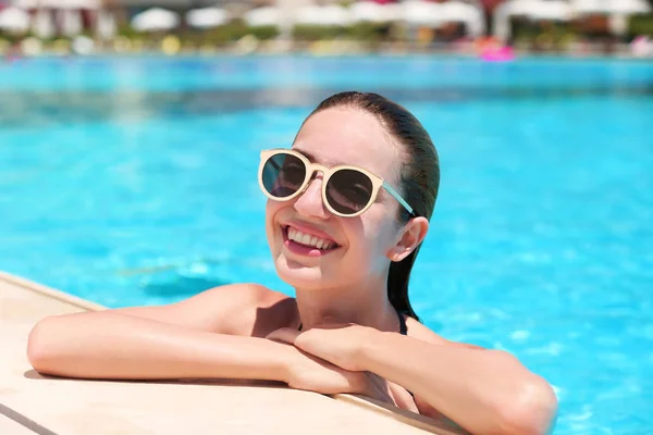 Donna in piscina — Foto Stock