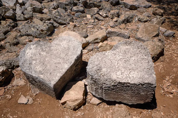 Stones in shape of hearts on ground — Stock Photo, Image