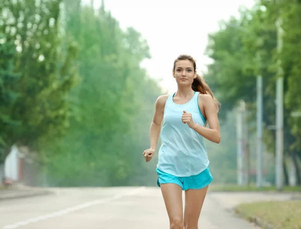 Mujer joven corriendo — Foto de Stock