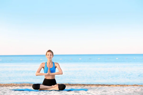 Jonge vrouw die yoga beoefent — Stockfoto