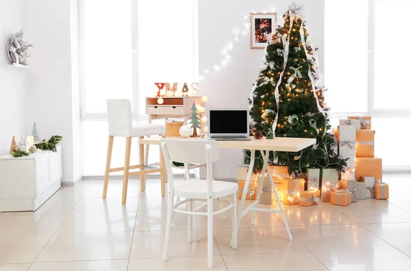 Рождественский интерьер гостиной — стоковое фото