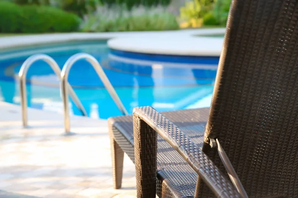 Confortevole lettino vicino alla piscina del resort — Foto Stock