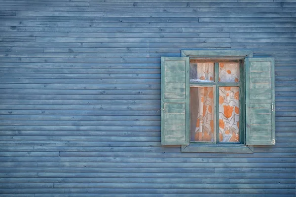 Pared de casa de madera con ventana — Foto de Stock