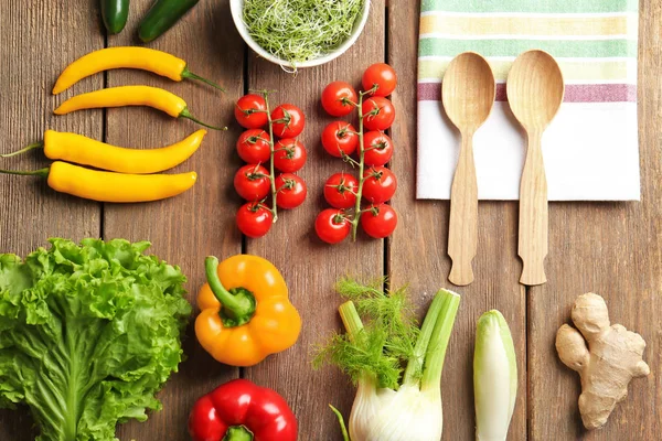 Schöne Komposition mit Gemüse auf Holztisch. Kochkurskonzept — Stockfoto