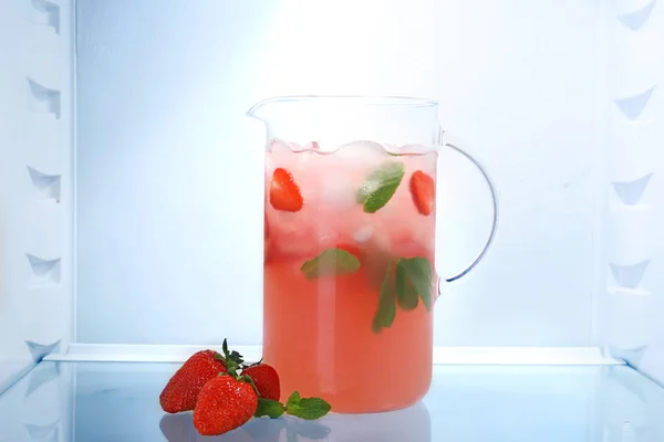 Krug mit frischer Erdbeer-Limonade im Kühlschrank — Stockfoto