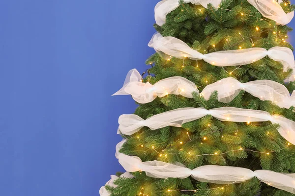 Vista da vicino di bellissimo albero di Natale decorato su sfondo a colori — Foto Stock