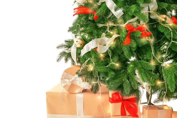 Hermoso árbol de Navidad con regalos sobre fondo blanco — Foto de Stock