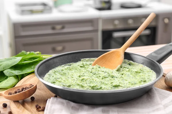 Frying pan with tasty spinach sauce — Stock Photo, Image