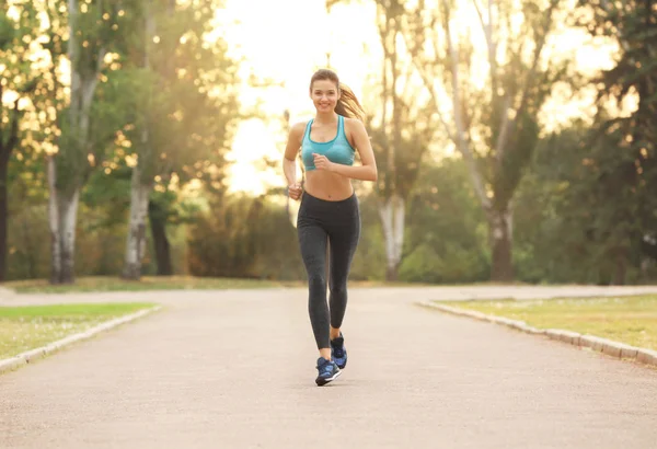 Young woman running — Stock Photo, Image