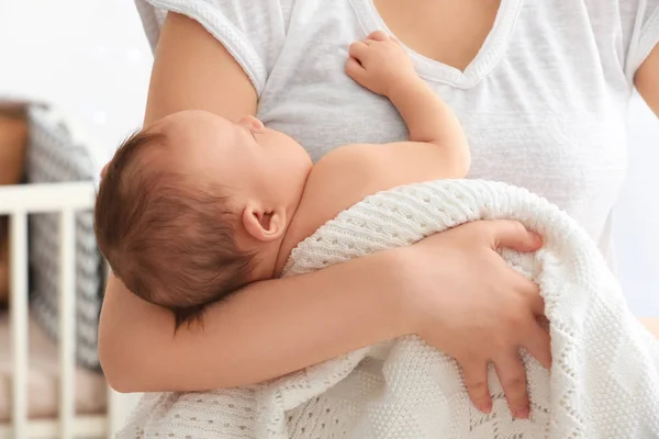 Mãe segurando recém-nascido dormindo em casa, close-up — Fotografia de Stock