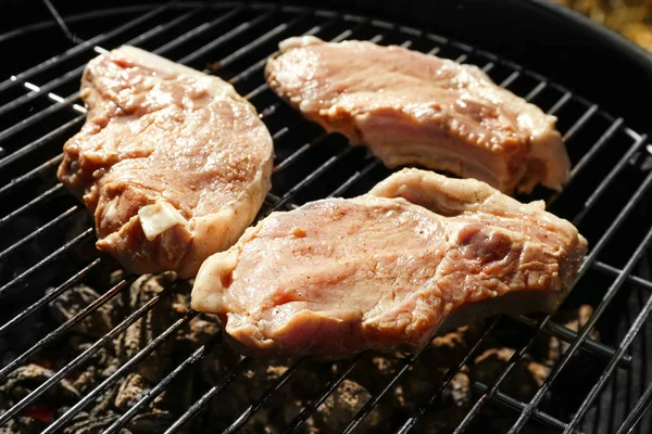 Biftecks crus sur gril — Photo
