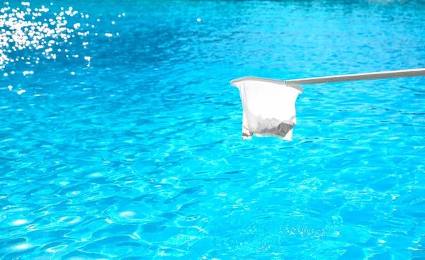 Limpieza de la piscina con red —  Fotos de Stock