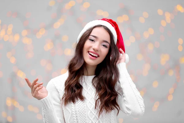 Ładna pani w Boże Narodzenie kapelusz — Zdjęcie stockowe