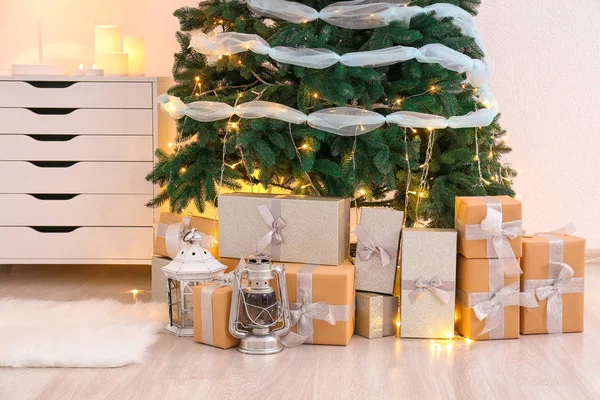 선물 상자가 있는 크리스마스 트리 — 스톡 사진