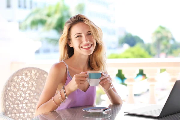 Giovane donna che lavora con il computer portatile — Foto Stock