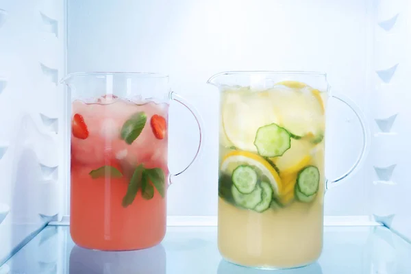 Krüge mit frischer Limonade im Kühlschrank — Stockfoto