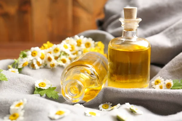 Chamomile oil with fresh flowers — Stock Photo, Image