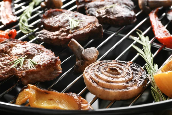 Steaks und Gemüse auf dem Grill — Stockfoto