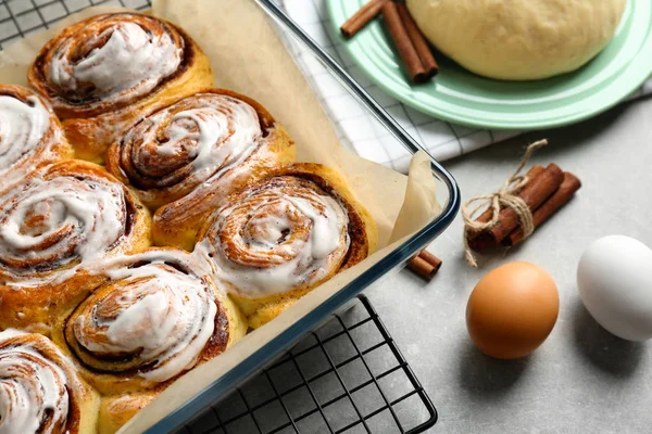 Tasty cinnamon rolls in baking dish on table — Stock Photo, Image