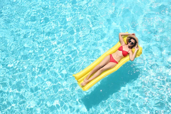 Jonge vrouw in blauw zwembad — Stockfoto