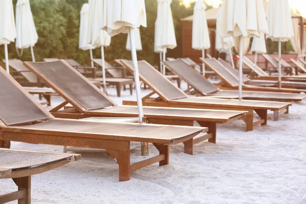 Удобные солнцезащитные кресла на морском пляже на курорте — стоковое фото