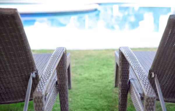 Yüzme Havuzu Resort yakınında konforlu şezlonglar