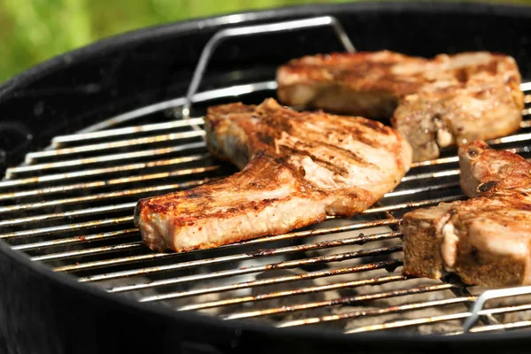 Steaks sur barbecue grill — Photo