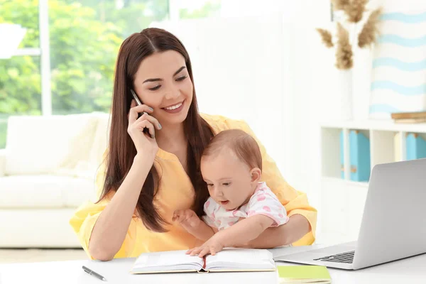 Madre che tiene il bambino — Foto Stock