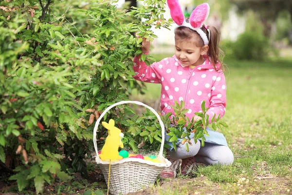 Schattig Klein Meisje Met Mand Buurt Van Bush Park Easter — Stockfoto