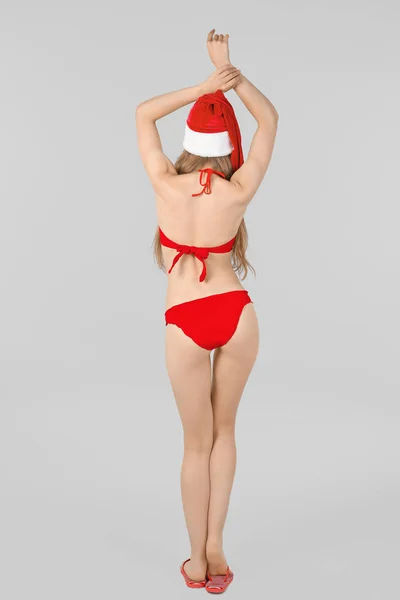 Senhora sexy em biquíni e chapéu de Natal — Fotografia de Stock