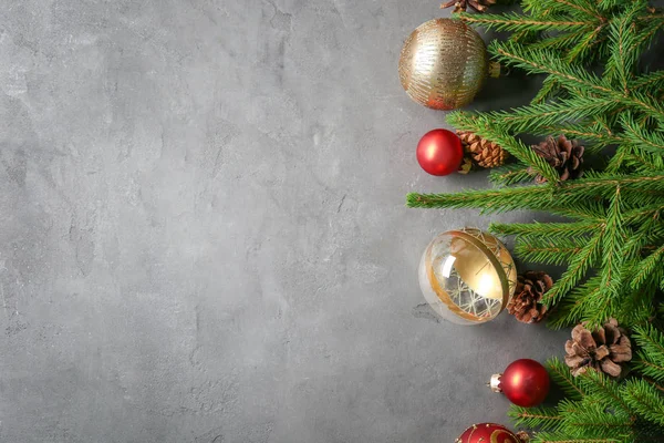 Noel topları ile çam ağacının dalları — Stok fotoğraf