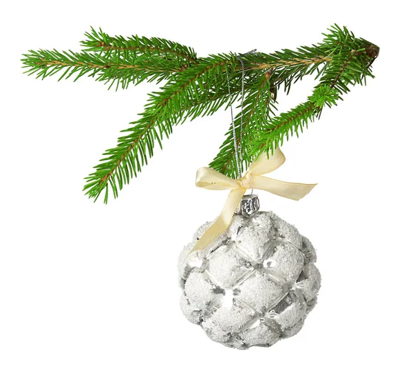 Bola de Natal pendurada no ramo de abeto — Fotografia de Stock