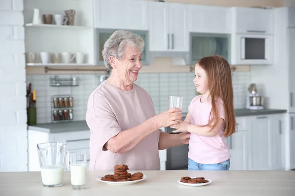 Klein meisje en grootmoeder op keuken — Stockfoto