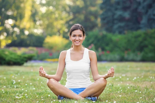 Mujer joven practicando yoga — Foto de Stock