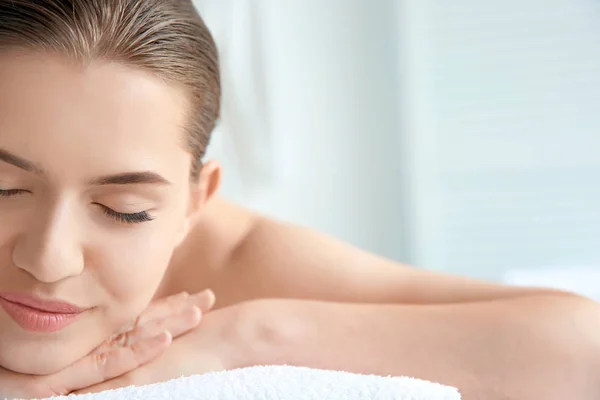 Mujer joven en el salón de spa — Foto de Stock