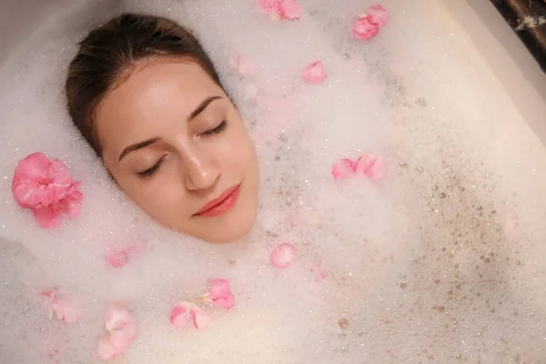 Mujer Relajante en Baño — Foto de Stock