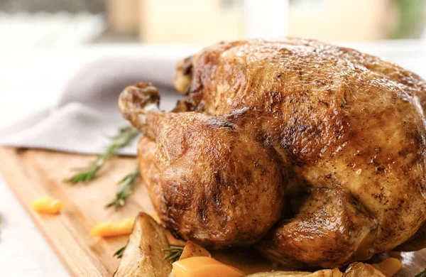 Biberiye masada lezzetli bütün kavrulmuş hindi