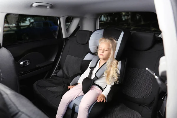 Sarışın kız çocuk Emanet koltukta uyuyor