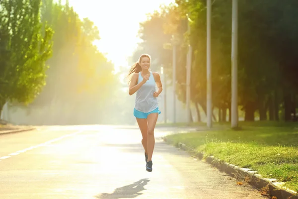 Mujer joven corriendo — Foto de Stock