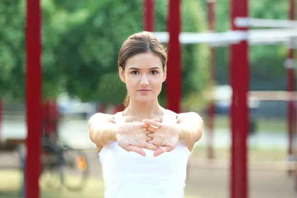 Entrenamiento de mujer joven deportista —  Fotos de Stock