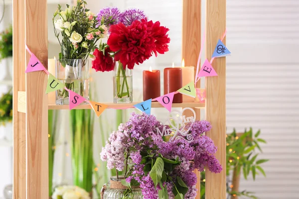 Shelf unit decorated for lesbian wedding, indoors — Stock Photo, Image