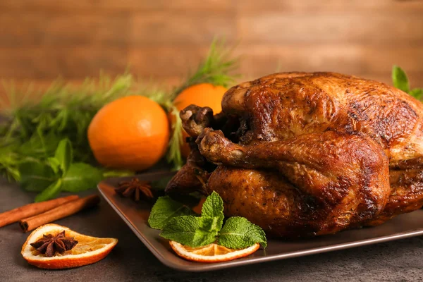 Placa con sabroso pavo asado entero en la mesa —  Fotos de Stock