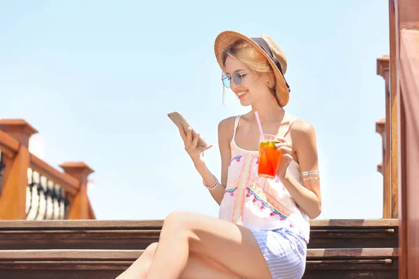 Young woman with mobile phone — Stock Photo, Image