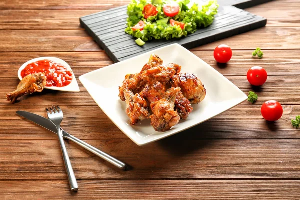 Lezzetli tavuk ve et suyu tekne ahşap masa üstünde sos ile — Stok fotoğraf