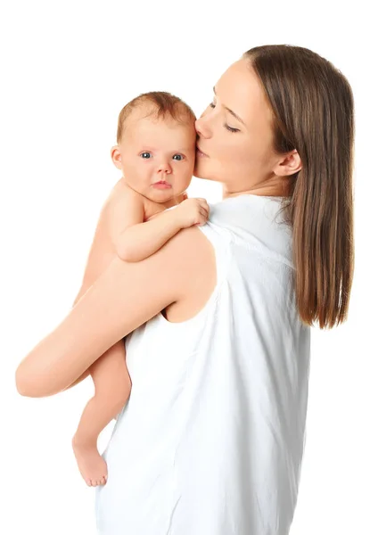 Mãe segurando bebê recém-nascido bonito no fundo branco — Fotografia de Stock