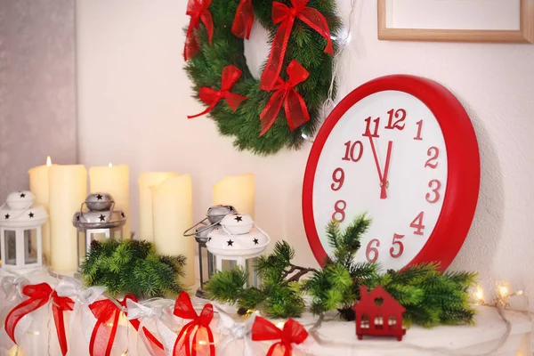 Beautiful Christmas decorations on shelf in living room — Stock Photo, Image